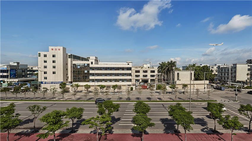 cổng lớn của khu sản xuất